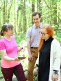 asiantuntija esittelee sovellusta tabletilta metsässä